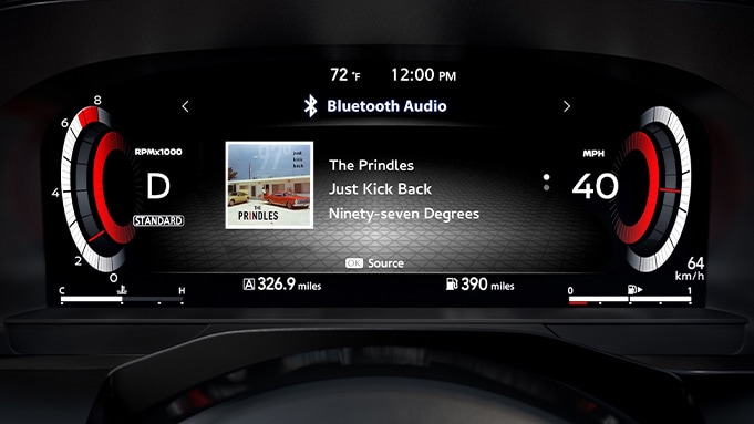 Tablero digital del Nissan Pathfinder 2024 muestra la música que se reproduce a través del audio Bluetooth.