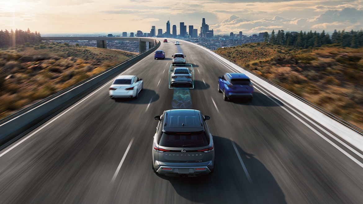 Nissan Pathfinder 2024 en una carretera, muestra los sensores de la tecnología ProPILOT Assist que controlan el tráfico.