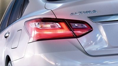 Primer plano de las luces traseras del Nissan Altima