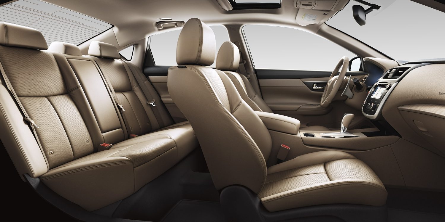 Interior del Nissan Altima 3.5 SL en Beige Leather