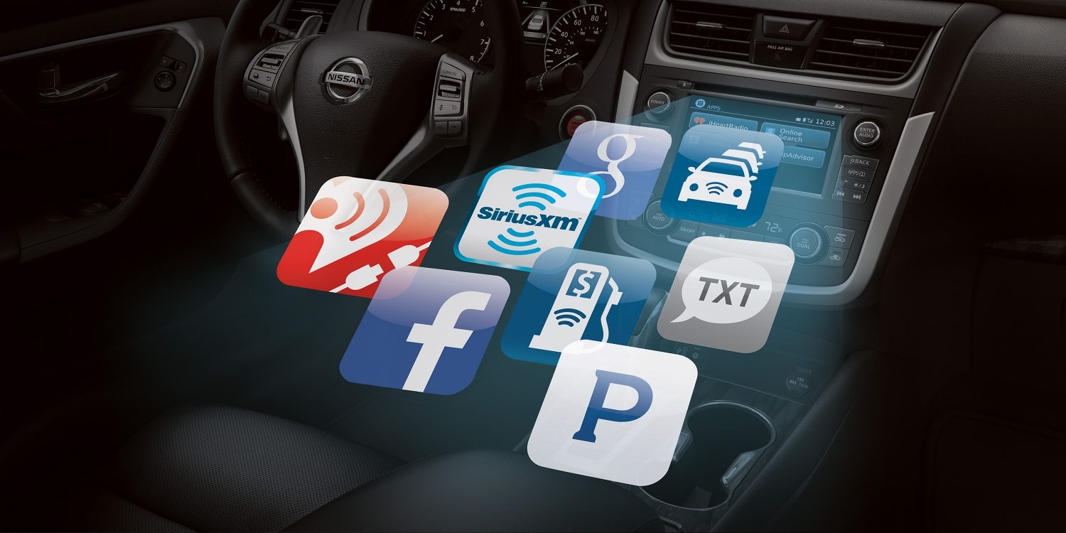 Tablero con logotipos de íconos de las apps en la pantalla de navegación del Nissan Altima