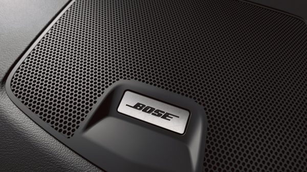 Acercamiento de la bocina Bose del Nissan Altima