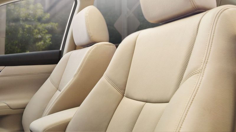 Interior del Nissan Altima con asientos de piel