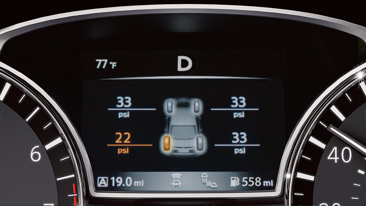 Pantalla del conductor del Nissan Altima mostrando el sistema de monitoreo de presión de llantas