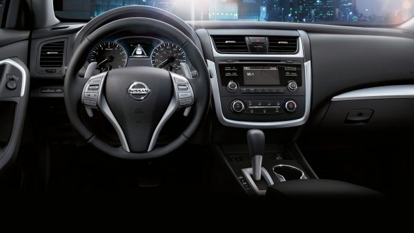 Interior del Nissan Altima mostrando los asientos y el volante calefactados