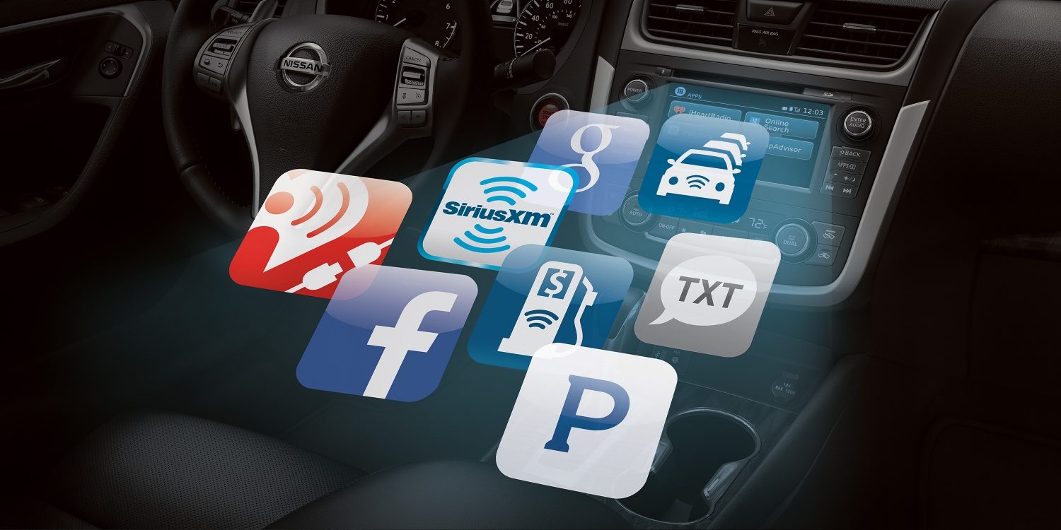 Tablero del Nissan Altima con iconos de apps sobre la pantalla de navegación
