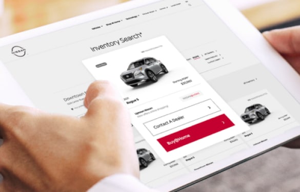 Persona consultando el inventario de vehículos Nissan en una tableta