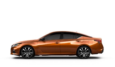 Sedán usado certificado Nissan en color Bronze