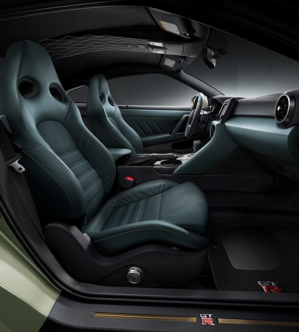 Interior del Nissan GT-R 2024 en piel semianilina en tono Mori Green con insertos en gamuza sintética