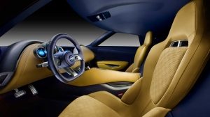 Interior del vehículo deportivo eléctrico ESFLOW en dorado