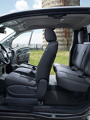 Interior de la Nissan Titan 2022 King Cab con la puerta del pasajero abierta.