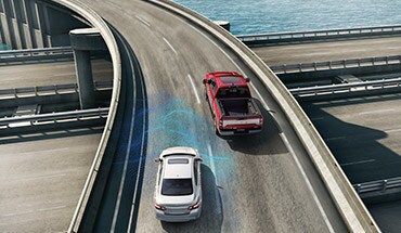 La Nissan Titan XD 2022 en la carretera destacando la tecnología de Alerta de punto ciego.