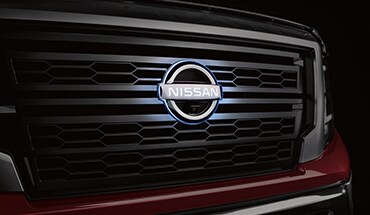 Emblema iluminado para la parrilla de la Nissan Titan 2022.