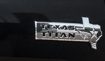 Insignia Texas Titan de la Nissan Titan 2022.