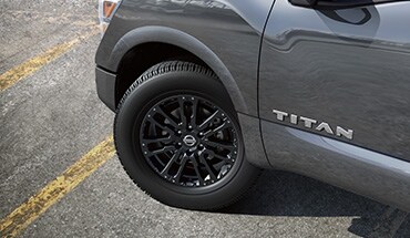 Rines de aluminio negros de la Nissan Titan 2022.