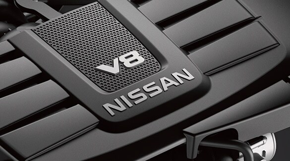 Nissan Titan 2022: primer plano de motor Endurance® V8 con 400 HP.