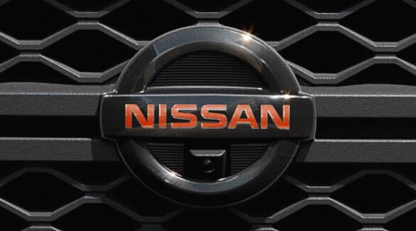Primer plano del emblema de la parrilla delantera de la Nissan Titan 2022 PRO-4X.