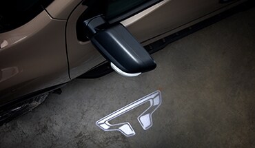 Luz de aproximación con logotipo T de la Nissan TITAN 2023.