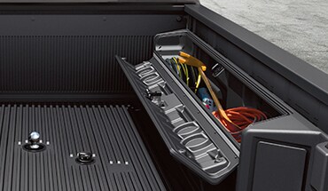La Nissan TITAN 2023 con cajas TITAN abiertas.