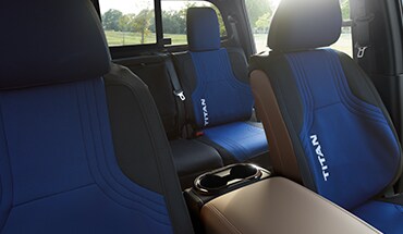 Fundas impermeables azules para los asientos de la Nissan TITAN 2023.
