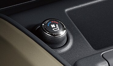 Nissan TITAN 2023 destacando los controles del climatizador rápido de los asientos delanteros.