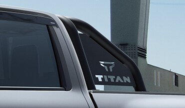 La Nissan TITAN 2023 destacando la barra deportiva del lado del conductor.