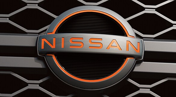Primer plano del emblema de la parrilla delantera de la Nissan TITAN PRO-4X 2023.