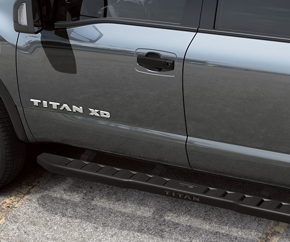 Nissan TITAN 2024 con escalones de acceso robustos