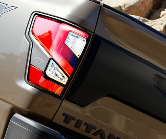 Primer plano de las luces traseras LED de la Nissan TITAN 2024