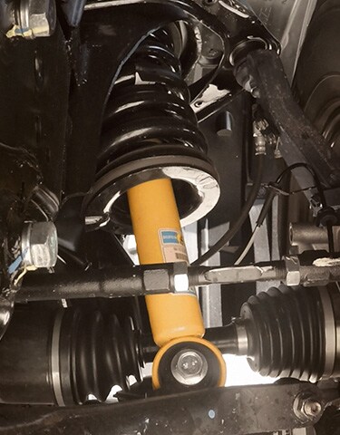 Primer plano de los amortiguadores Bilstein amarillos de la Nissan TITAN PRO-4X 2024 