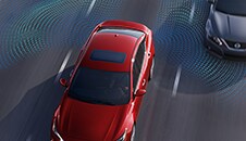 Nissan Altima 2022 en una autopista con la tecnología de la Alerta de punto ciego.