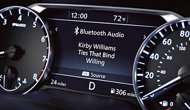 Pantalla del conjunto de instrumentos del Nissan Altima 2022 con pantalla de audio Bluetooth.
