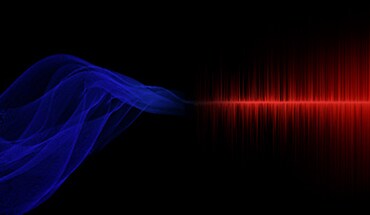 Ondas sonoras rojas y azules del Nissan Altima 2022 que ilustran la cancelación activa de ruido.
