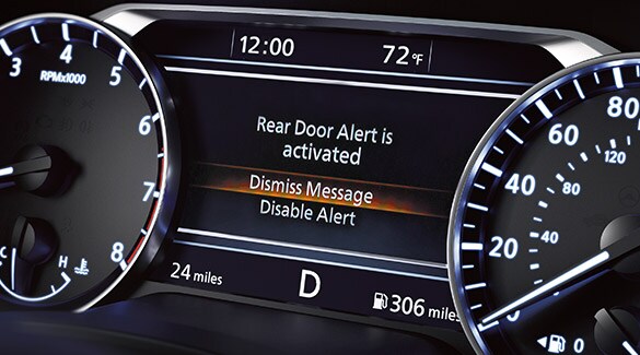 Panel de instrumentos del Nissan Altima 2022 con alerta de puerta trasera en la pantalla.