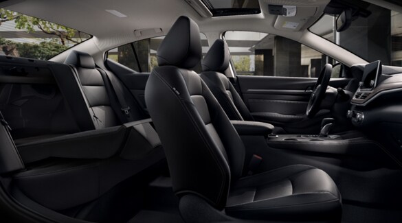 Nissan Altima 2022 con el asiento del pasajero reclinado completamente y los asientos traseros plegados mostrando una división 60/40.