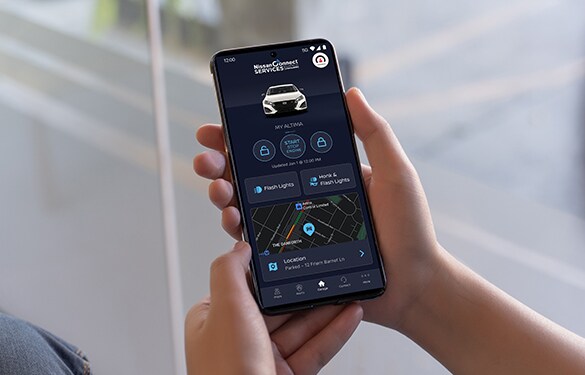 Teléfono inteligente con la app Nissanconnect abierta en el Nissan Altima 2023.