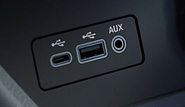 Puertos USB-A y USB-C de la Nissan Altima 2023.
