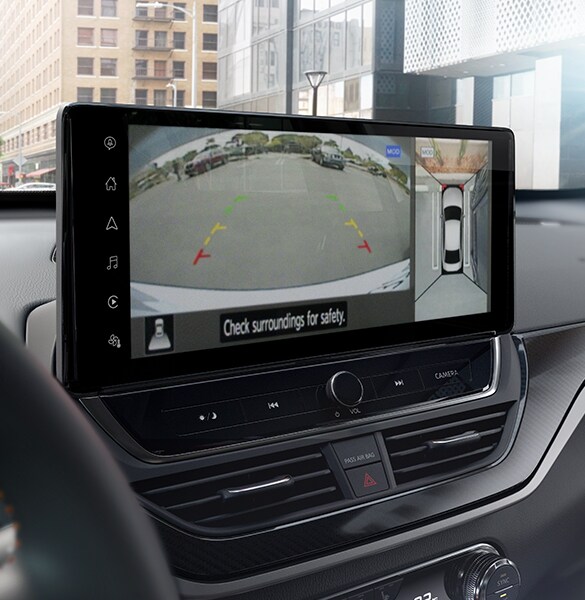 Monitor inteligente Around View de visión periférica en la pantalla táctil del Nissan Altima Sport 2023.