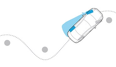 Nissan Altima 2023 con ilustración superior de un auto evitando giros excesivos utilizando el control dinámico del vehículo.