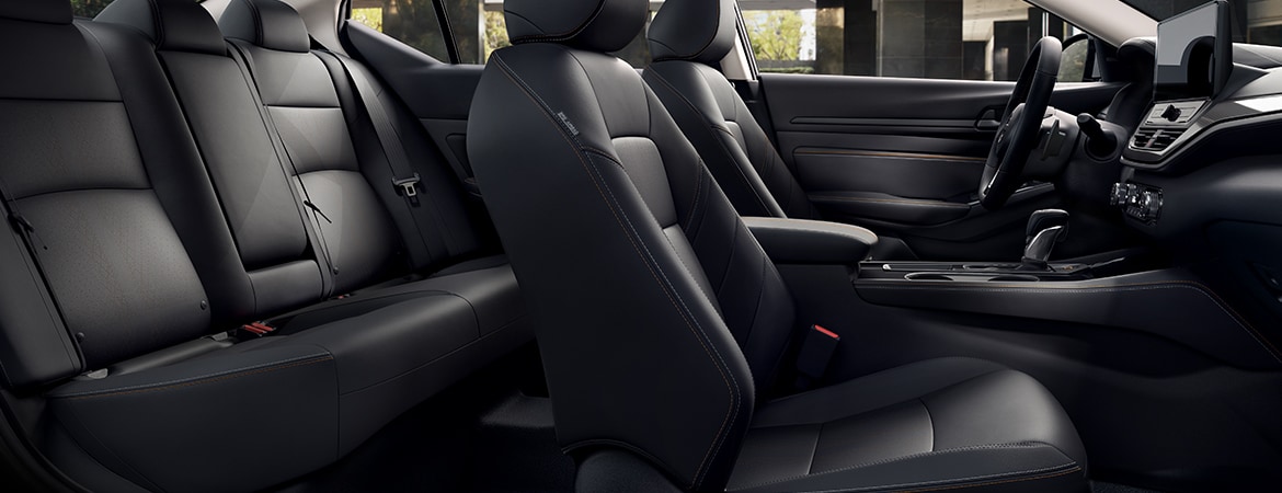 Vista lateral de los asientos delanteros y traseros en el interior del Nissan Altima 2023.