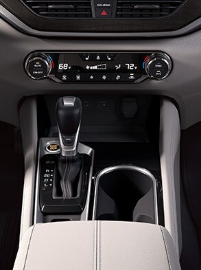 La consola central del Nissan Altima 2023 muestra aspectos del nivel de equipamiento SL.