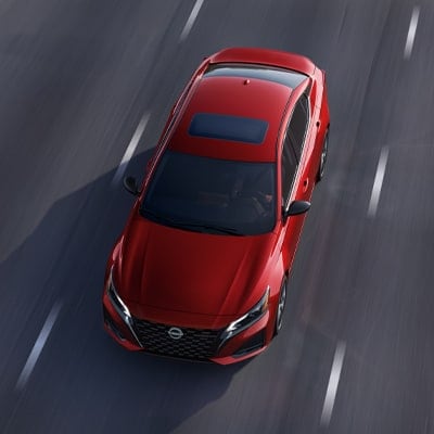Nissan Altima 2024 en carretera para ilustrar la tecnología de conducción dinámica