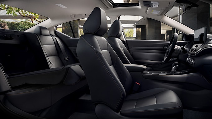 Nissan Altima 2024 con el asiento del pasajero reclinado completamente y los asientos traseros plegados al 60/40 