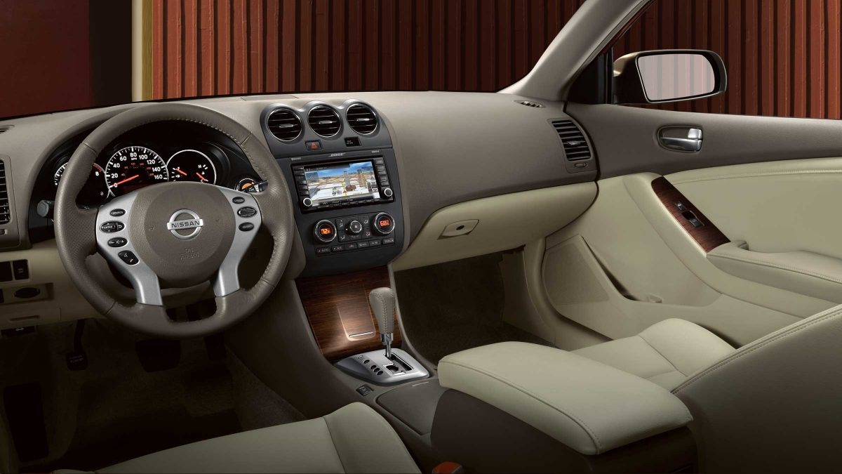 Interior del Nissan Altima Sedan 2011