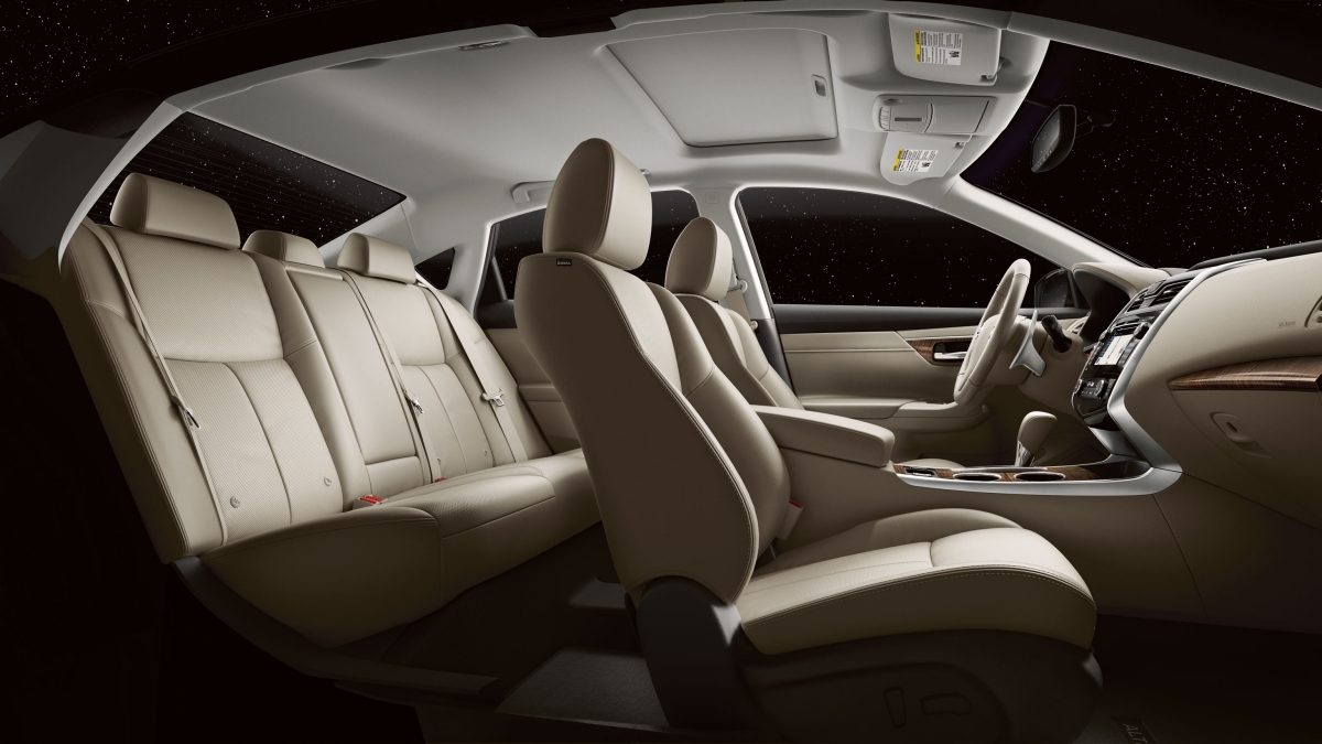 El Nissan Altima® 3.5 SL Sedan 2014 en Beige Leather con equipo opcional.