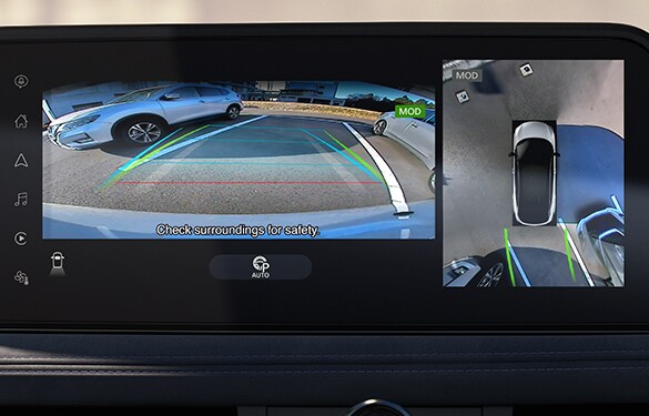 Pantalla del Nissan Ariya 2023 que muestra el Monitor inteligente Around View de visión periférica al dar marcha atrás en un estacionamiento