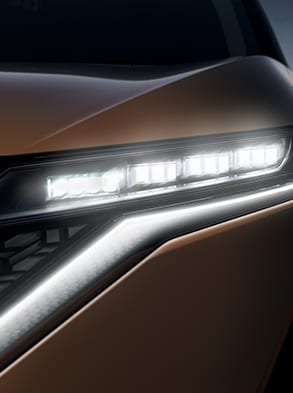 Luces LED delanteras del Nissan ARIYA 2023