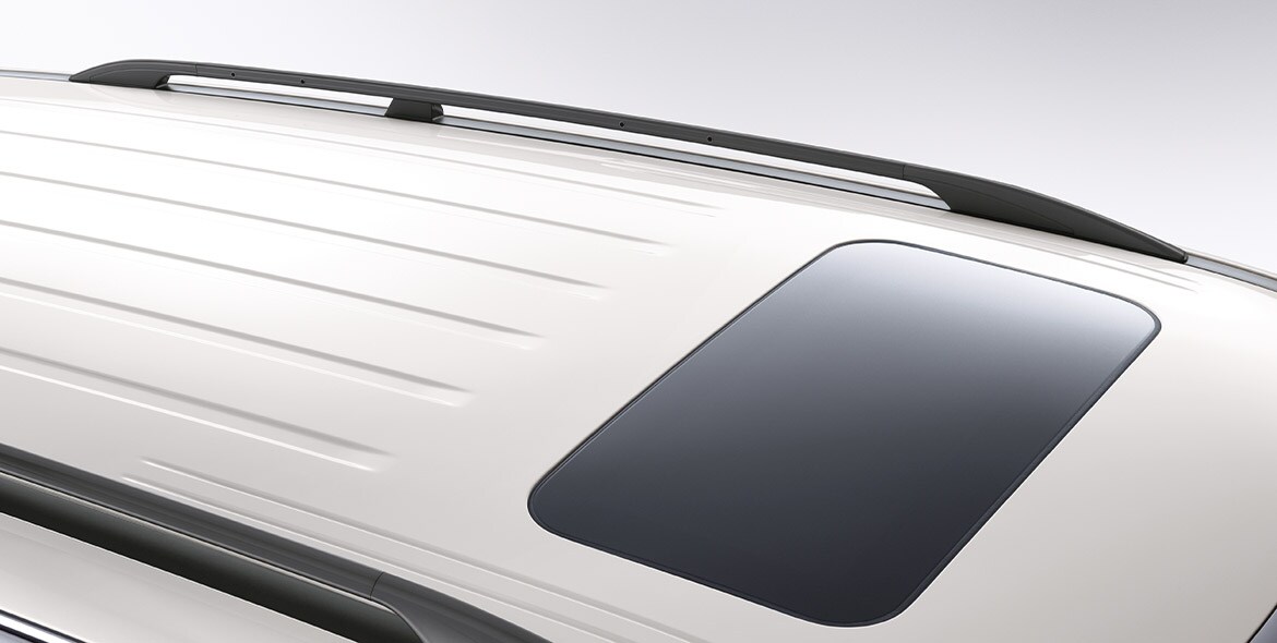 El Nissan Armada SL 2022 con techo corredizo eléctrico de vidrio.