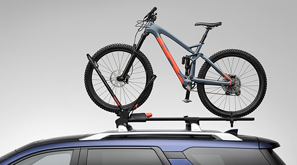 Nissan Armada 2023 con portador vertical para bicicletas FrontLoader de Yakima®.