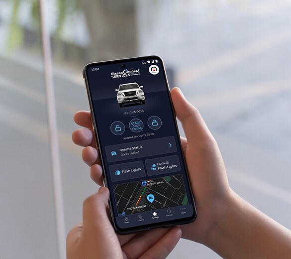 Teléfono inteligente en el Nissan Armada 2023 abierto en la app de NissanConnect.